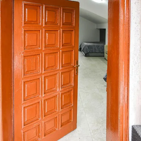 아파트 Talani House